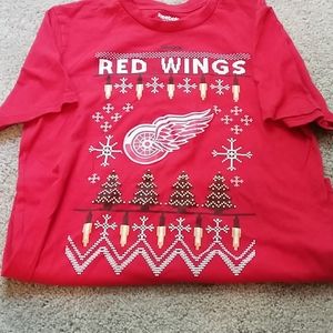 Detroit Red Wings holiday tshirt 14/16 kiddos